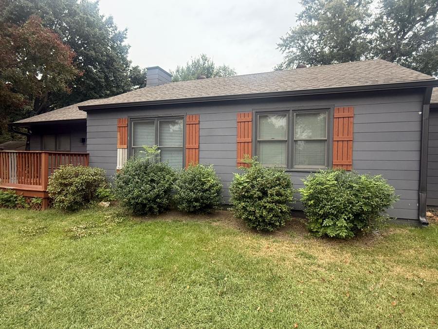 Professionally trimmed hedges with fresh mulch
